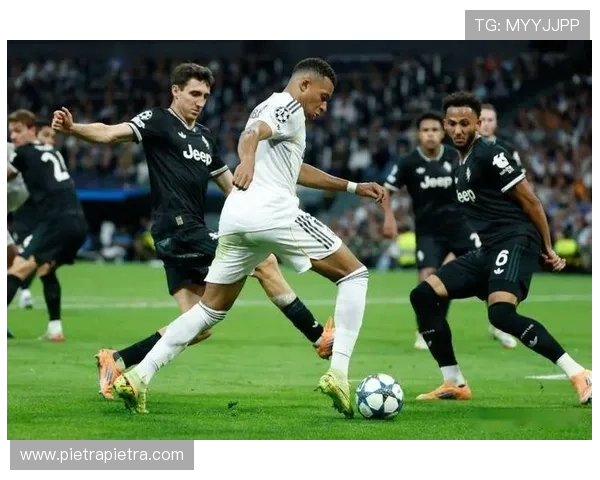 皇马娱乐场：最新足球资讯与精彩赛事直播，带你身临其境感受皇马的辉煌时刻